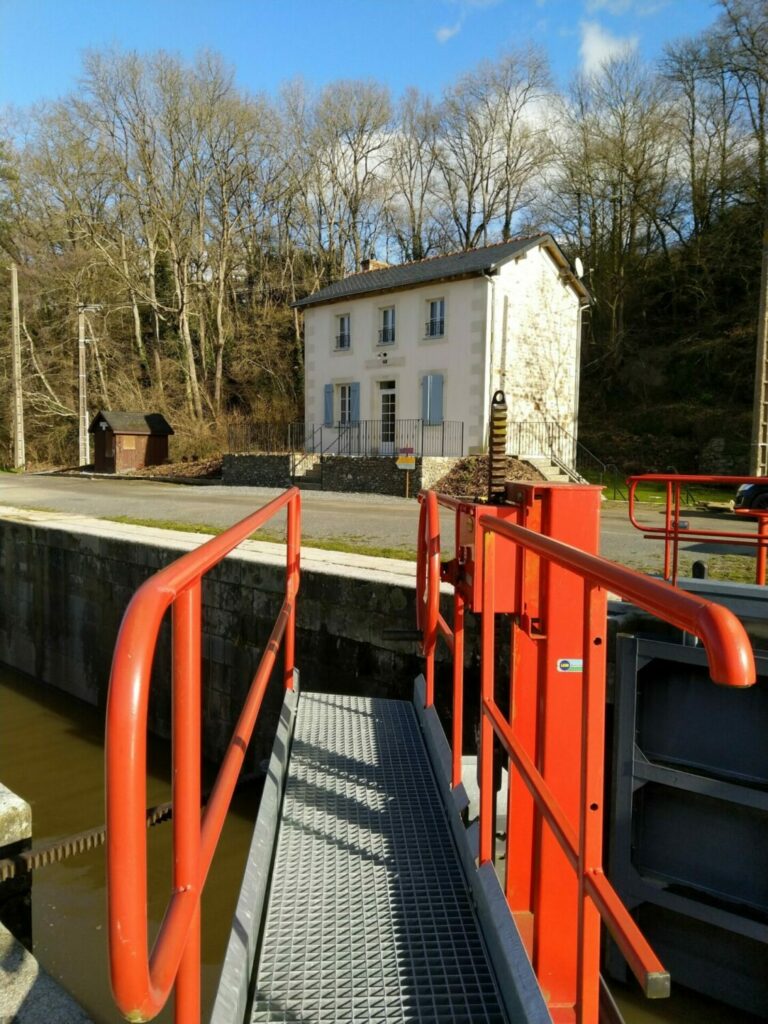 Gite du refuges du halage montflours Batiment