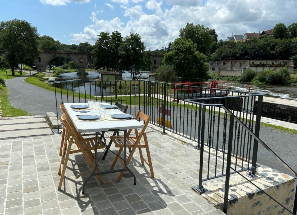 Gite montflours terrasse